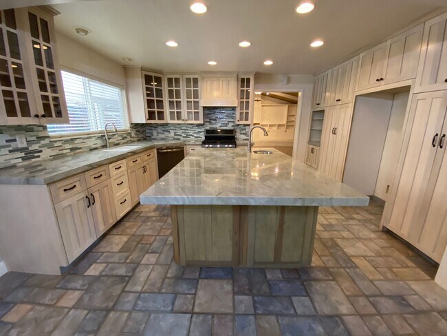 Building Photo - Spacious home in Green Acres coming soon!