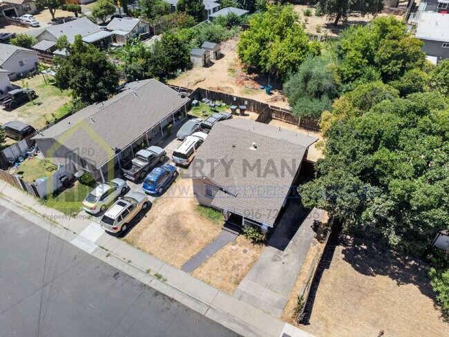 Building Photo - Charming 2-Bedroom Bungalow Retreat in Sacramento