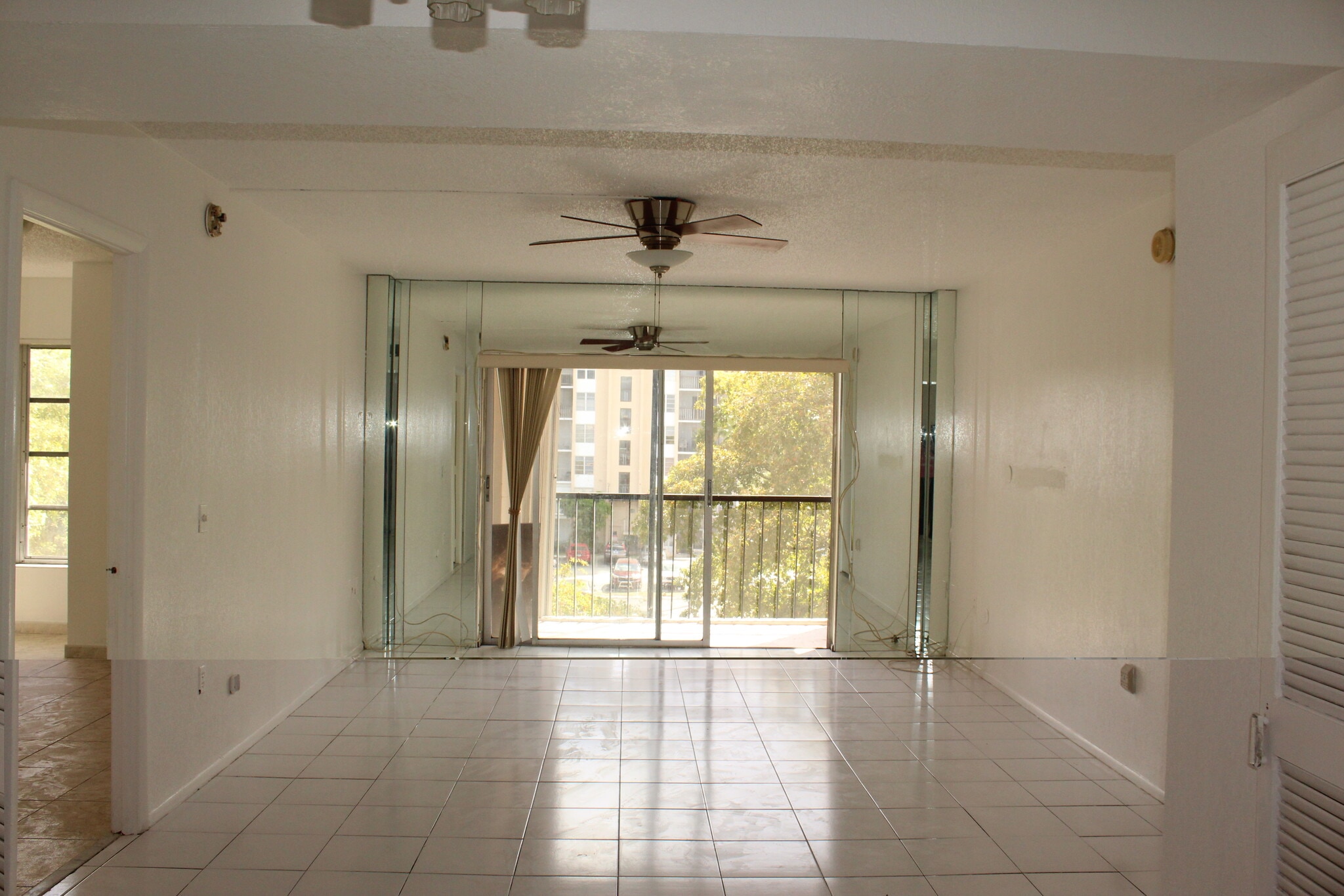 Building Photo - 4156 Inverrary Dr