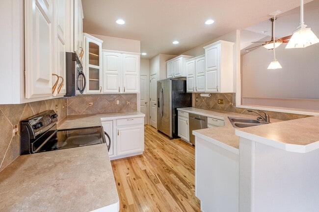 Building Photo - 5-bedroom, 3-bathroom home located in Windsor, CO.