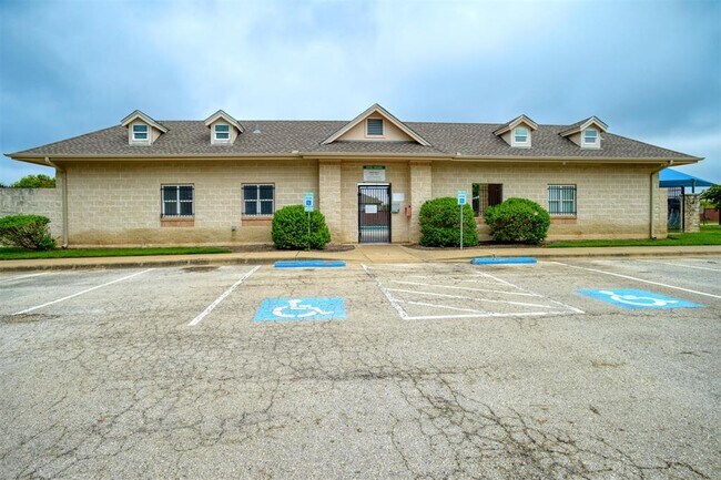 Building Photo - 208 Wildcat Dr