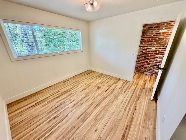 Building Photo - Freshly Remodeled 5bd/2.5bath Home w/ Daylight Basement in Heart of Multnomah Village