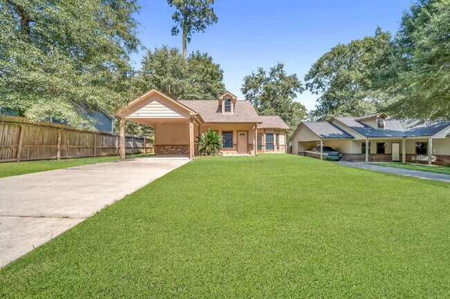 Building Photo - Live just steps from Lake Conroe in this beautifully maintained 3-bedroom, 2-bath home located in...