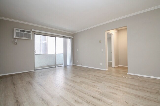 Building Photo - 320 S Clark Dr