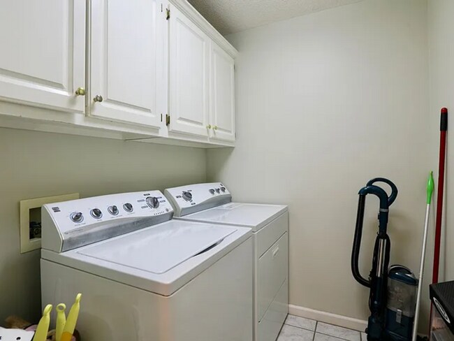 Building Photo - 3 Bed/2 Bath