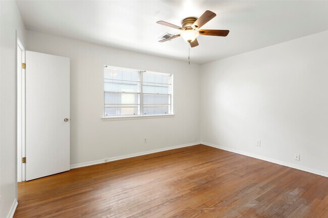 Building Photo - 317 Ellen Dr