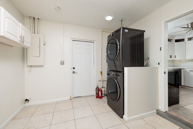 Building Photo - Charming single-family home nestled in des...