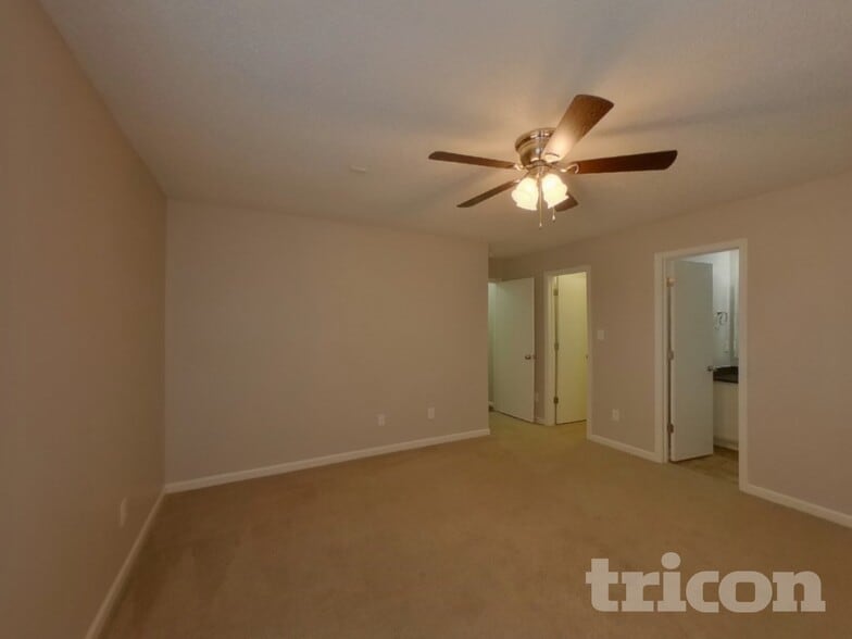 Building Photo - 529 Pullman St SW