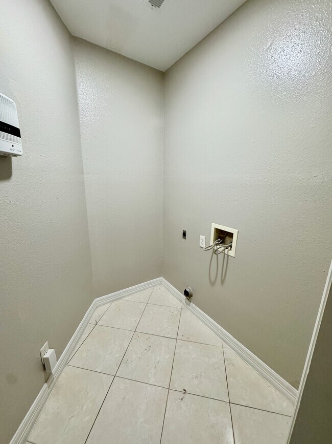 Building Photo - 4415 Tulip Ln
