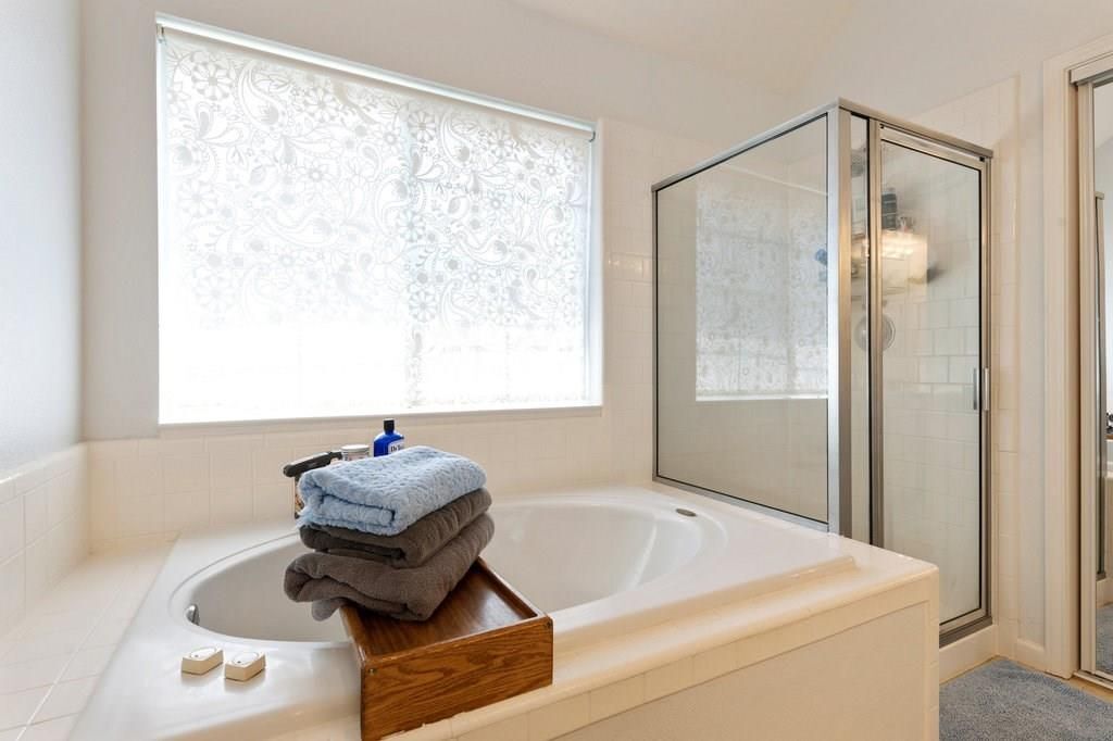 Building Photo - 16303 Lone Wolf Dr