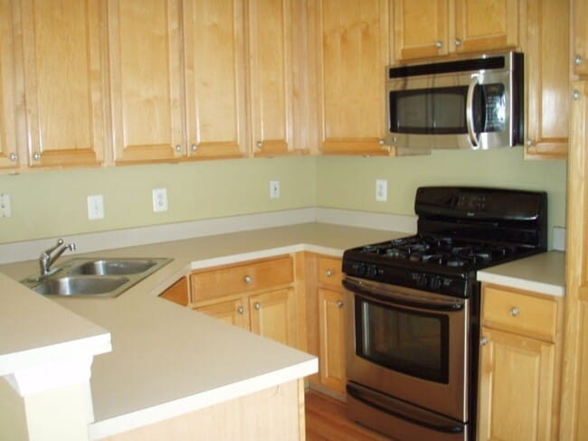 Building Photo - Beautiful 3 Bed 2.5 Bath End-Unit Brick To...