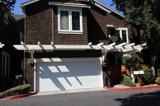 Building Photo - 3 Bedroom Townhome for Rent