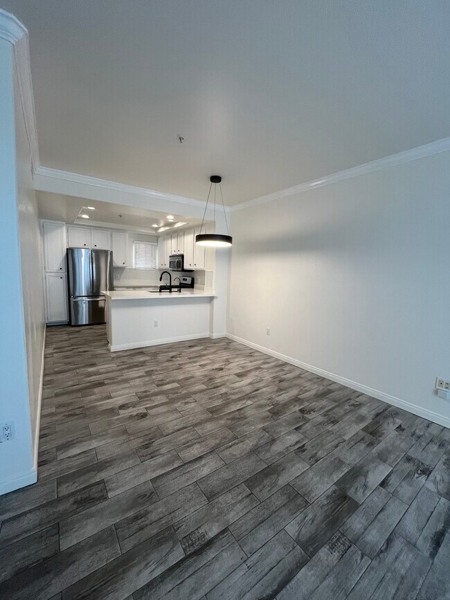 Building Photo - 5260 Premiere Hls Dr