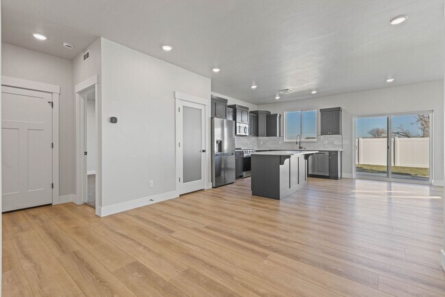 Building Photo - LEASE TAKE OVER PLEASE CALL TENANTS BRITTNEY 480-868-7733 OR Gunner Norton 480-450-0666 -FOR THIS...