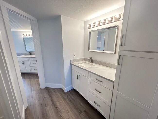 Building Photo - Beautifully Remodeled 2/2 Waterfront Unit in Gated Community!