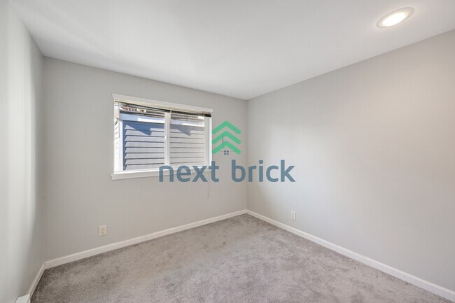 Building Photo - Welcome to this beautifully updated 2-bedroom, 1-bath apartment located in the heart of Queen Anne