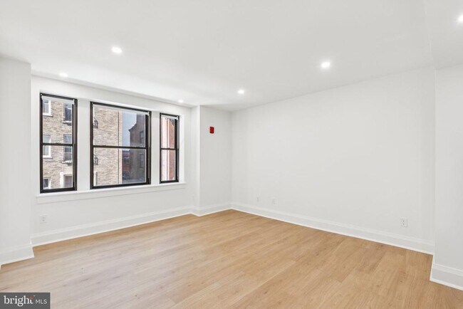 Building Photo - 135 S 19th St