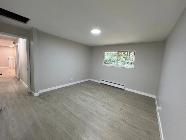 Building Photo - Renovated 4-Bedroom Single-Level Home in Quiet Kent Central Location