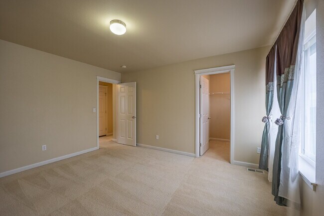 Building Photo - Spacious 3 Bedroom 2.5 Bathroom Rental Pro...