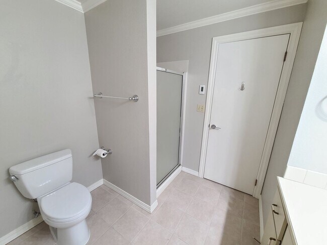 Building Photo - 2Bd/2Ba Spacious Bellevue Condo - W/S/G & ...