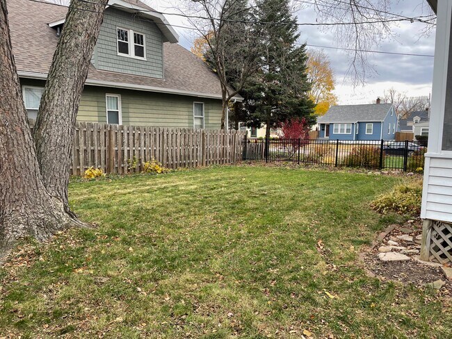 Side yard. - 826 Hall St
