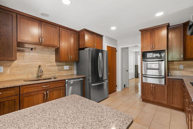 Building Photo - 5 Bed 3 Bath - Chevy Chase Rambler - Move ...
