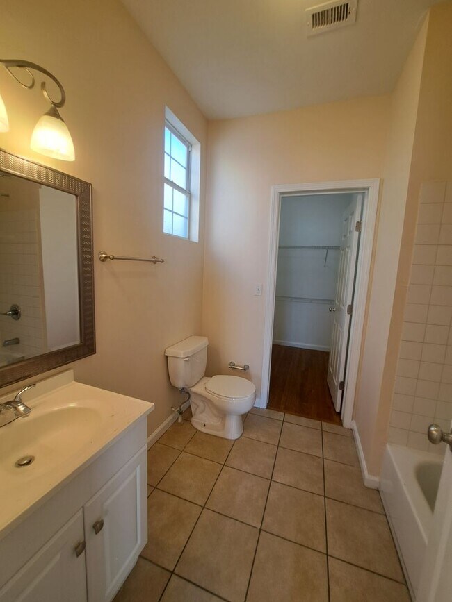 Building Photo - ***$500 Move-In Special***3BR/2BA SINGLE F...
