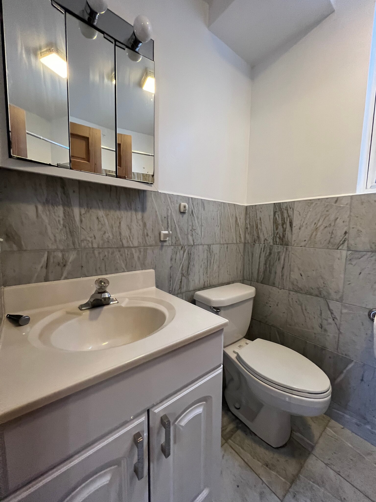 Full Bathroom - 905 N Racine Ave