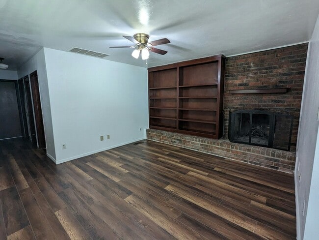 Building Photo - 304 Vicksburg Cir