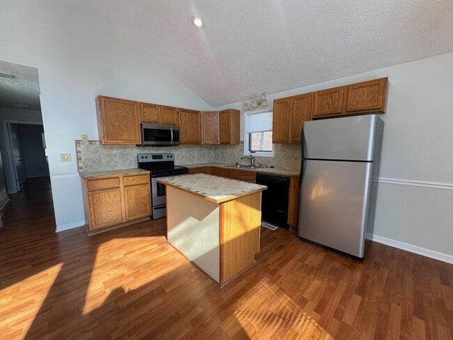 Building Photo - 175 Deer Dr