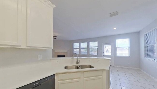 Building Photo - MOVE IN READY