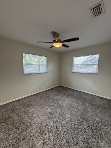 Building Photo - 4 Bed/2 Bath