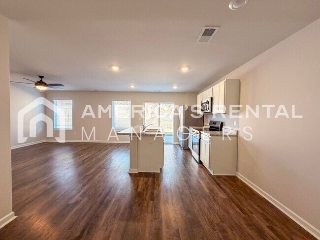 Building Photo - Bright and Spacious Lincoln Townhome for R...