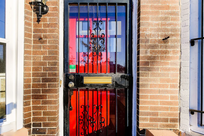 Building Photo - Fully Renovated 3 BR/1.5 BA Apartment in C...