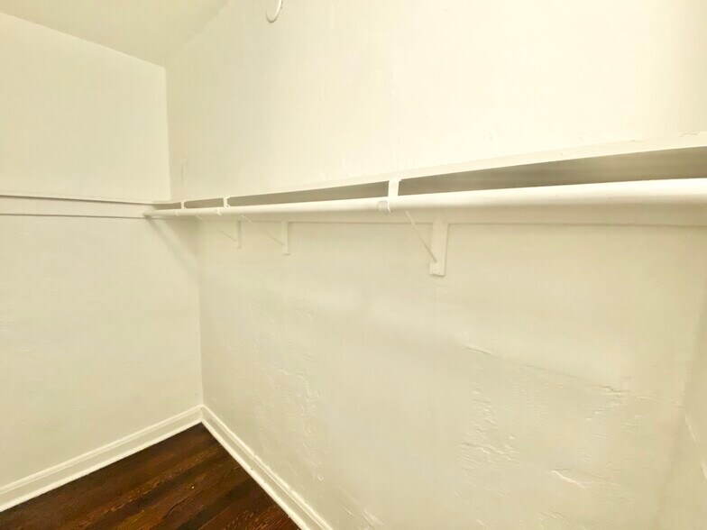 Building Photo - 854 S Oxford Ave