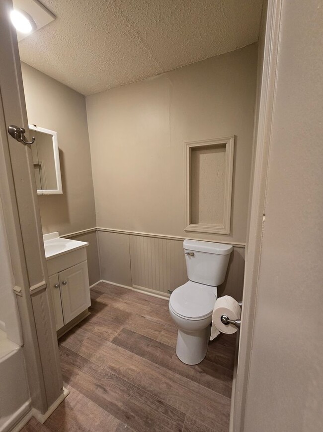 Building Photo - Charming 2 Bed, 1 Bath Home on Secluded De...