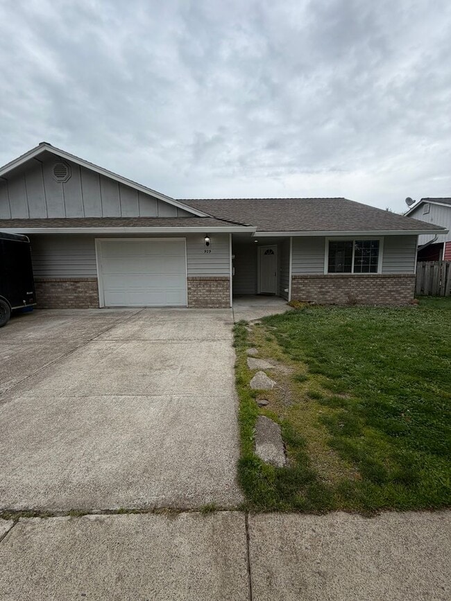 Building Photo - Large 2 Bedroom with Fenced Yard!