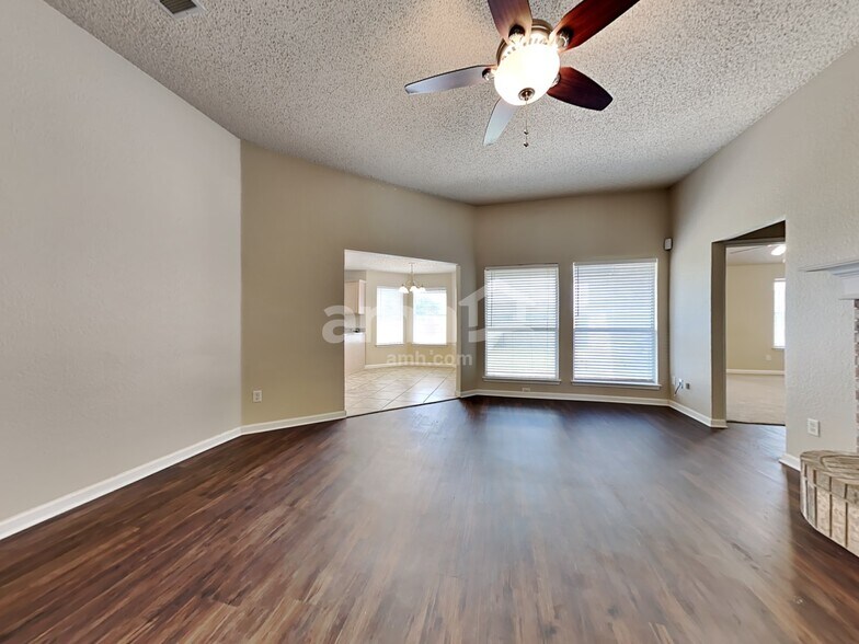 Building Photo - 955 Aaron Dr