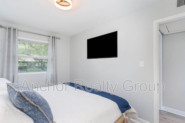 Building Photo - 909 Pacific Ave