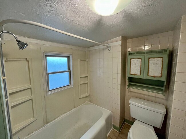 Building Photo - 3 Bed 1 Bath Single Family Home in Rhinela...
