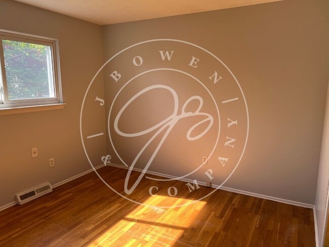 Building Photo - "Charming upgraded 3 bedroom home in Holland.