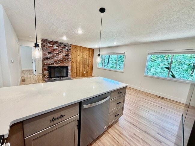Building Photo - Freshly Remodeled 5bd/2.5bath Home w/ Daylight Basement in Heart of Multnomah Village