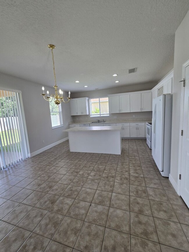 Building Photo - Beautiful 3BD / 2BA Home in Gated Communit...