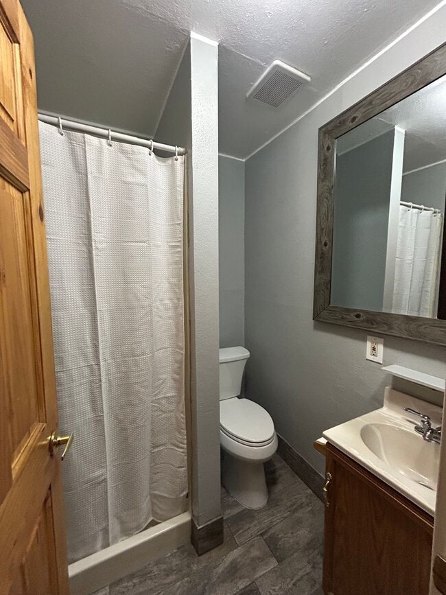 Building Photo - Cozy and Updated 3 Bed, 2 Bath House