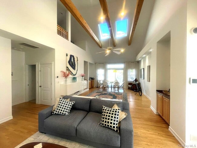 Building Photo - 35 Maple St