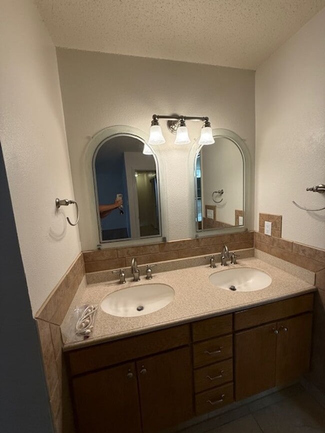 Building Photo - Beautiful 2 bedroom 2.5 bathroom with two ...
