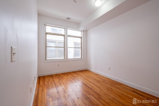 Building Photo - 378 George St