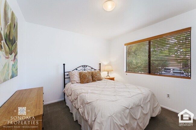 Building Photo - Beautifully Maintained Duplex in Glen Ellen