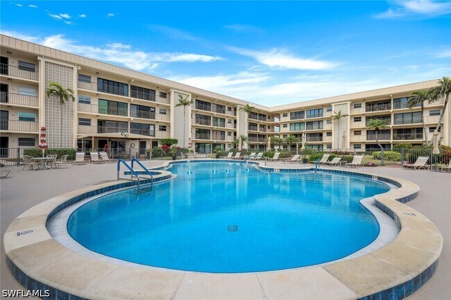 Building Photo - 3200 Gulf Shore Blvd N