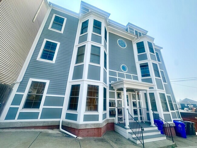Building Photo - 32 Parker St